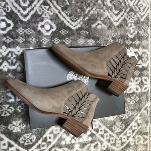 Vince Camuto presetta bootie NIB